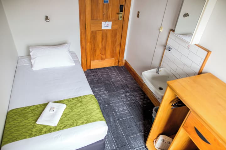 The Cambridge Hotel & Backpackers