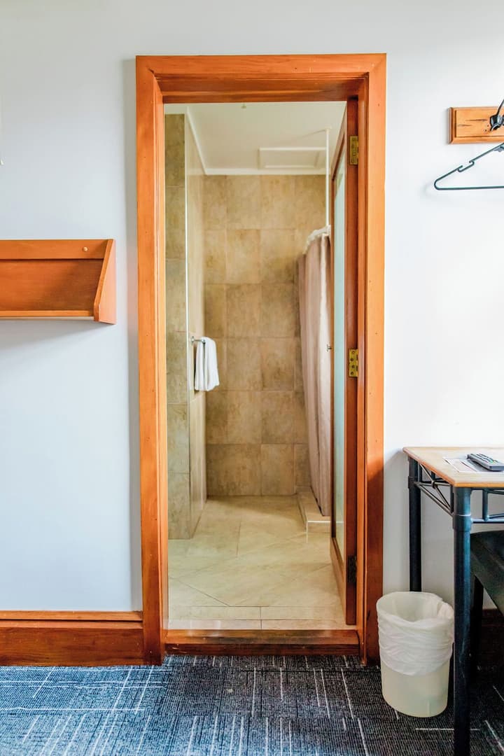 The Cambridge Hotel & Backpackers
