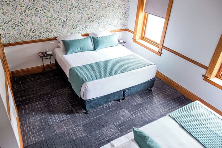 The Cambridge Hotel & Backpackers