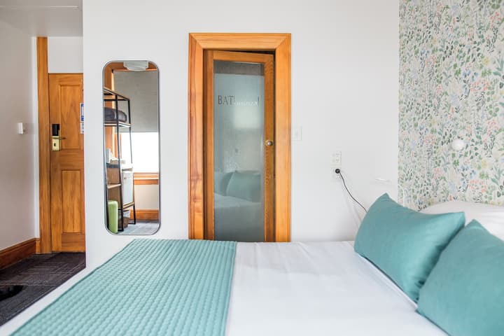 The Cambridge Hotel & Backpackers