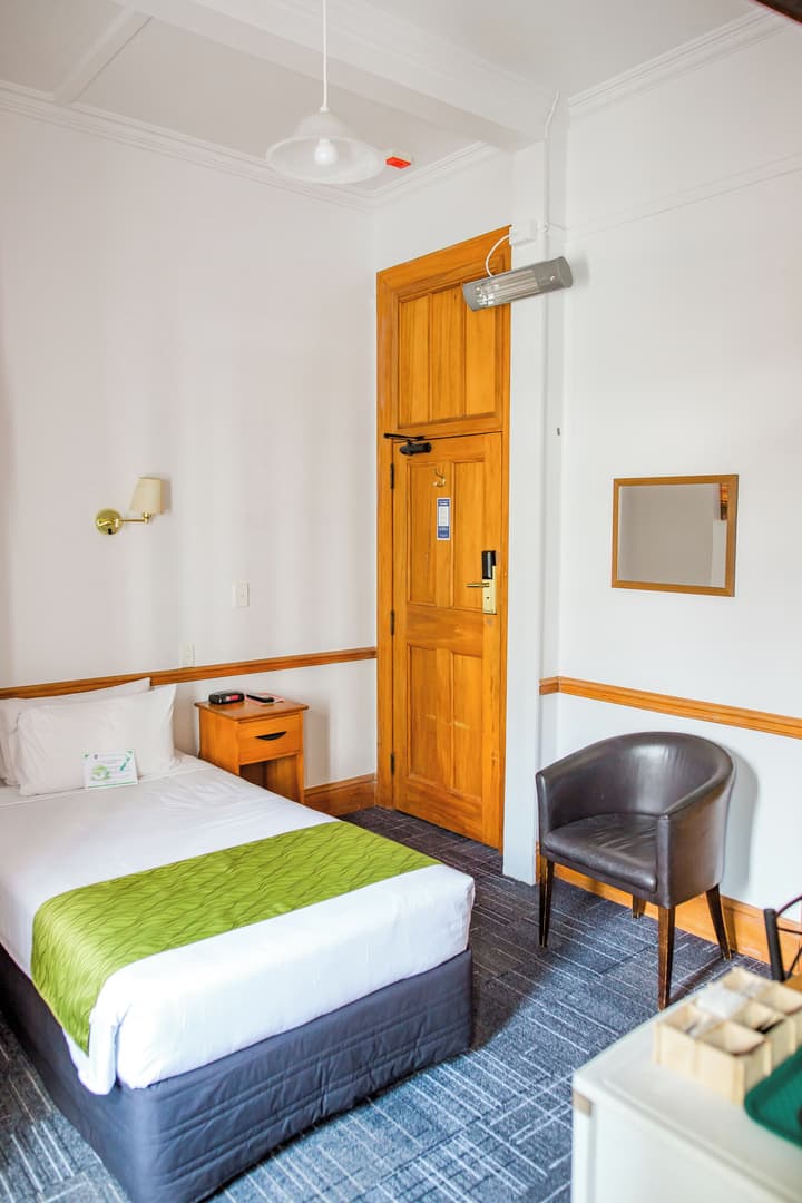 The Cambridge Hotel & Backpackers
