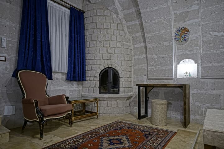 Holiday Cave Hotel
