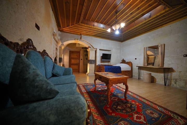 Holiday Cave Hotel