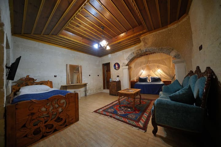 Holiday Cave Hotel