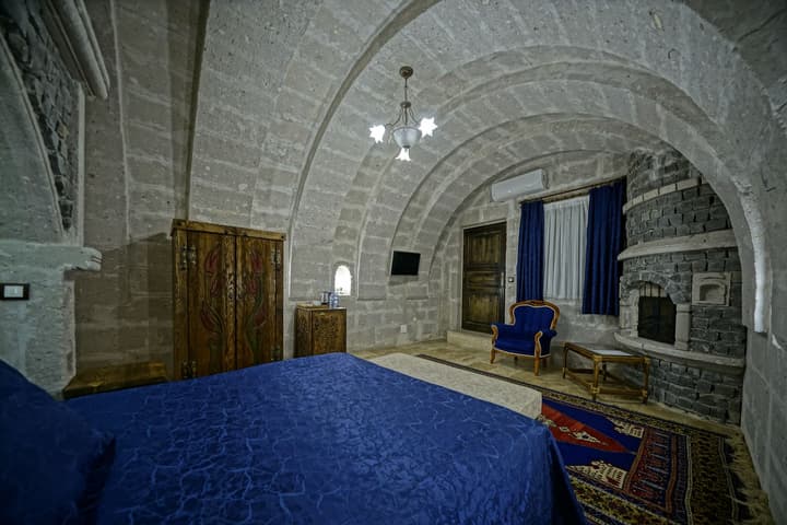 Holiday Cave Hotel
