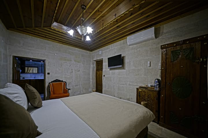 Holiday Cave Hotel