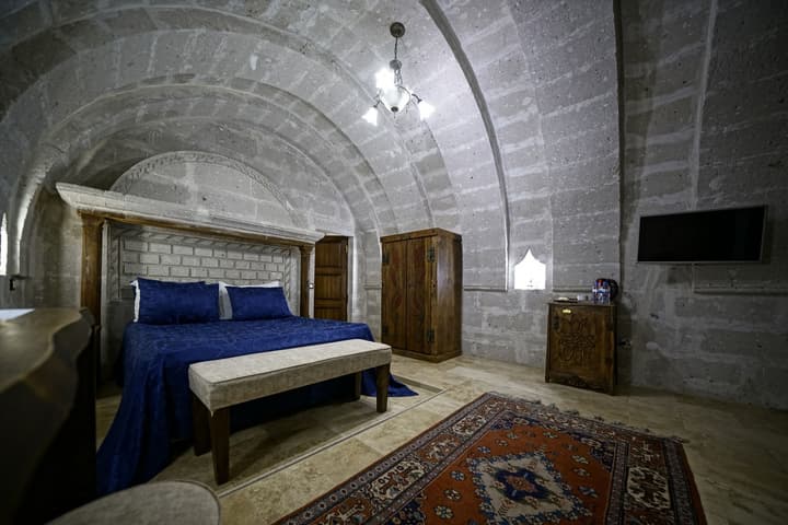 Holiday Cave Hotel