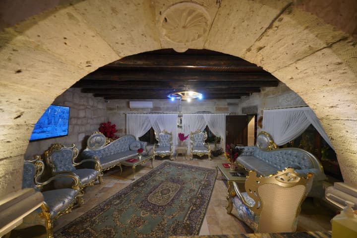 Holiday Cave Hotel