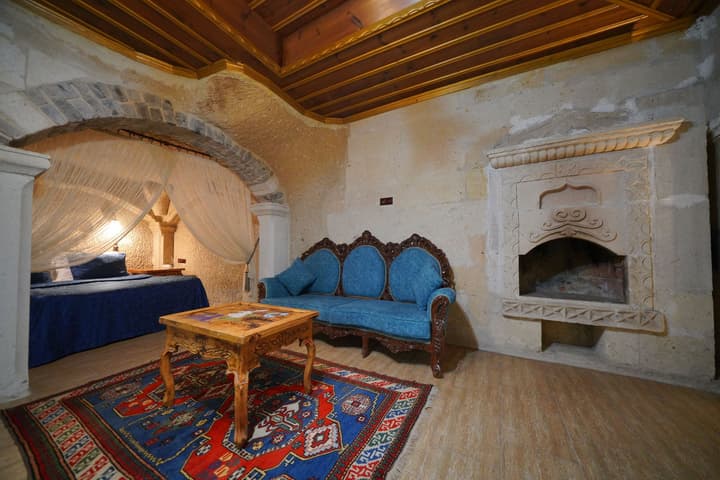 Holiday Cave Hotel
