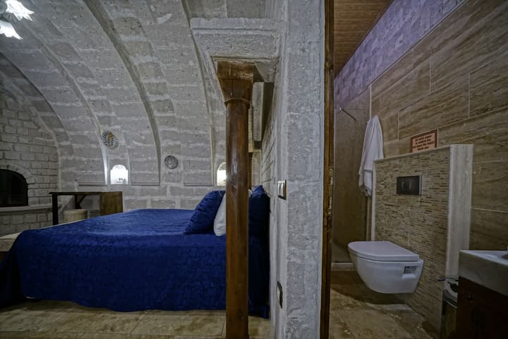 Holiday Cave Hotel