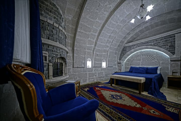 Holiday Cave Hotel