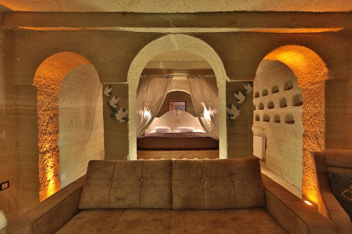 Holiday Cave Hotel