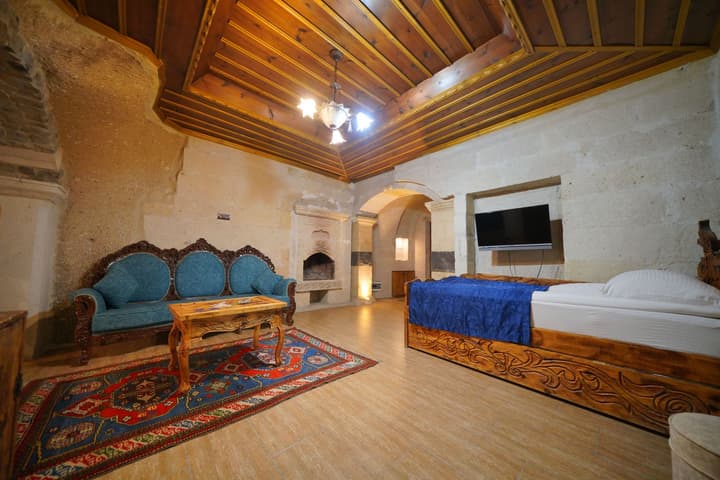 Holiday Cave Hotel