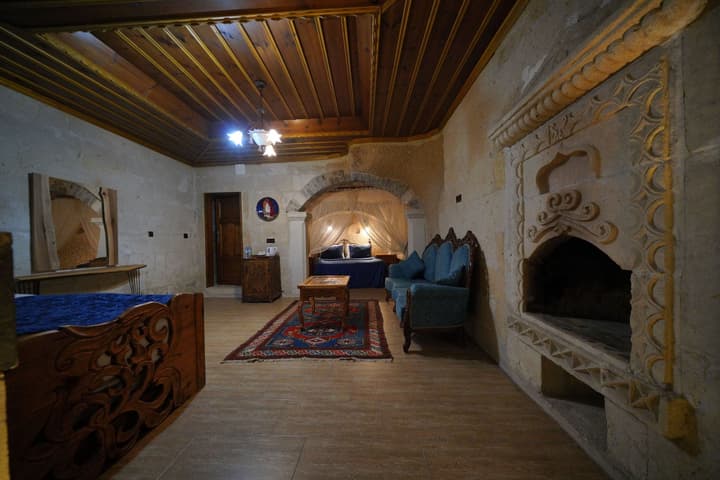 Holiday Cave Hotel