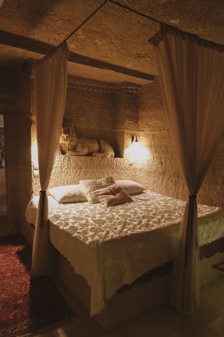 Holiday Cave Hotel