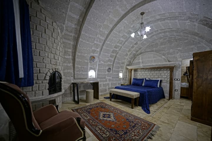 Holiday Cave Hotel