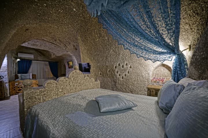 Holiday Cave Hotel