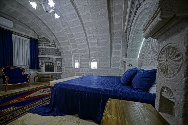 Holiday Cave Hotel