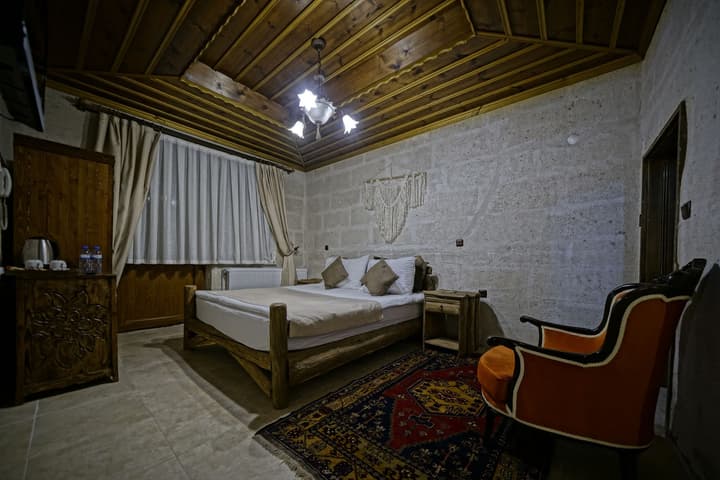 Holiday Cave Hotel