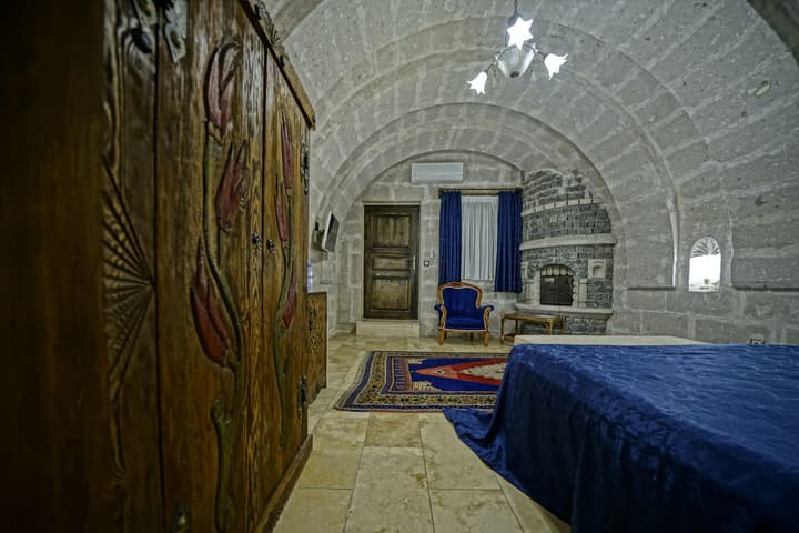 Holiday Cave Hotel