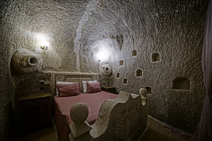 Holiday Cave Hotel