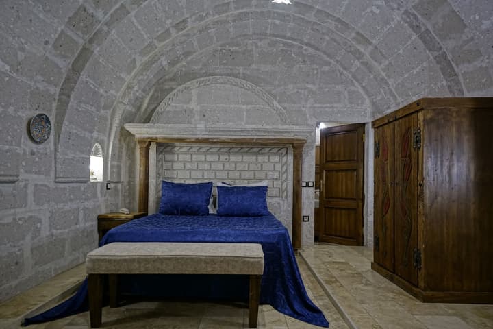 Holiday Cave Hotel