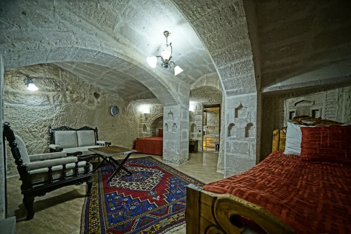Holiday Cave Hotel