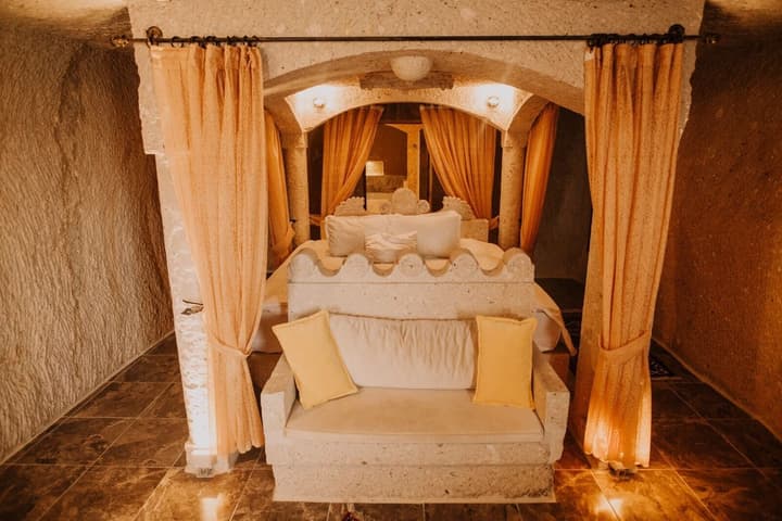 Holiday Cave Hotel