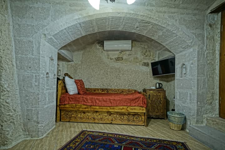 Holiday Cave Hotel