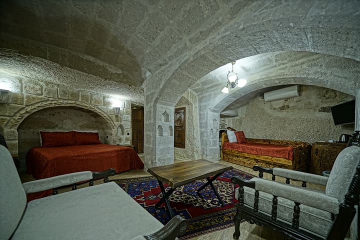Holiday Cave Hotel