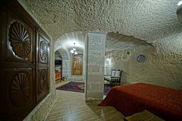 Holiday Cave Hotel