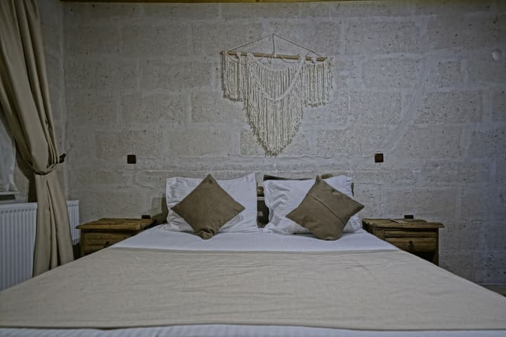 Holiday Cave Hotel