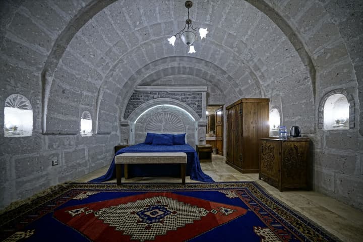 Holiday Cave Hotel