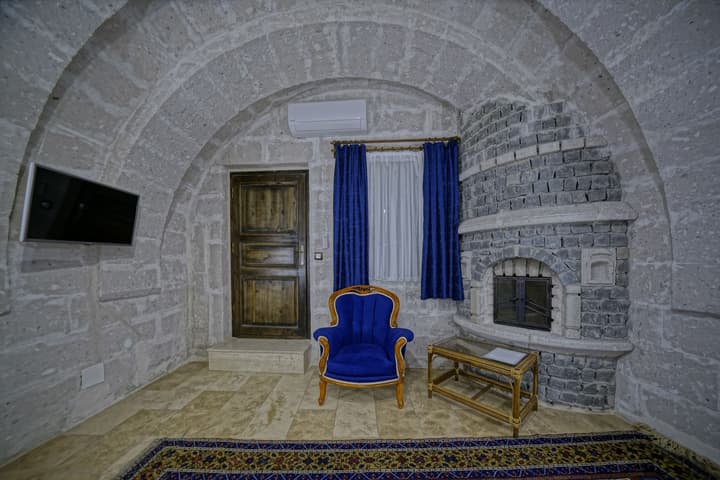 Holiday Cave Hotel