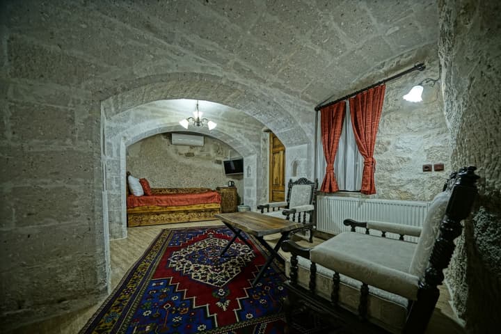 Holiday Cave Hotel