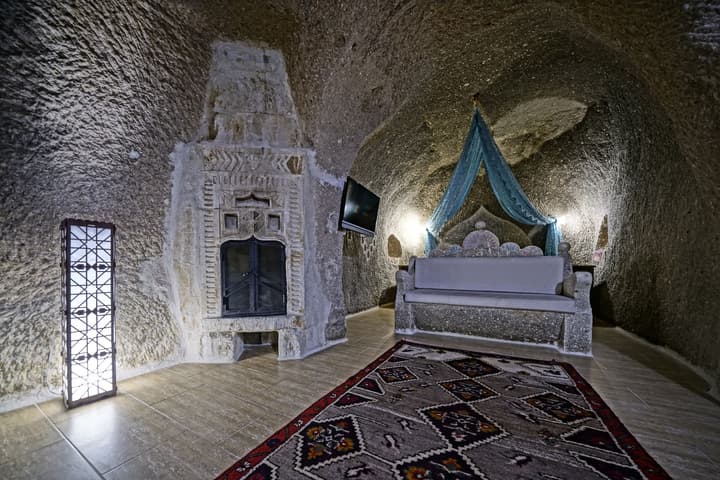 Holiday Cave Hotel