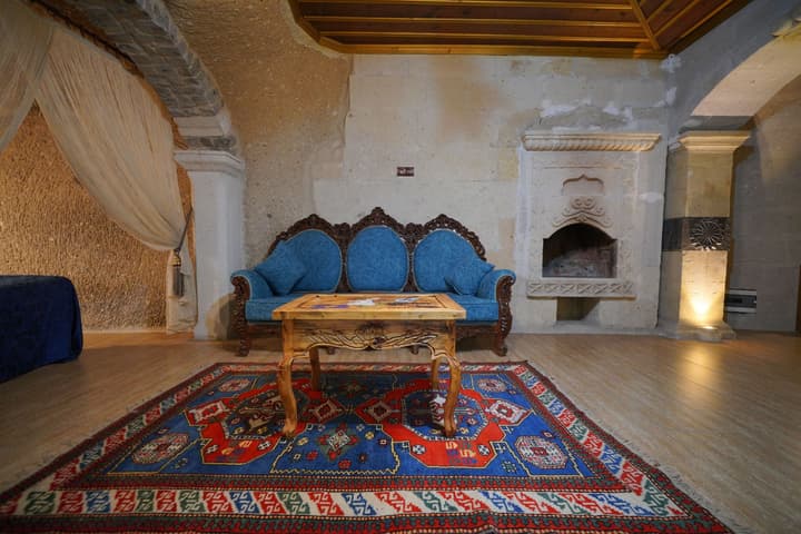 Holiday Cave Hotel