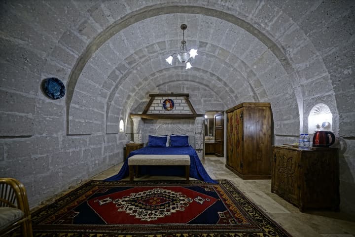 Holiday Cave Hotel