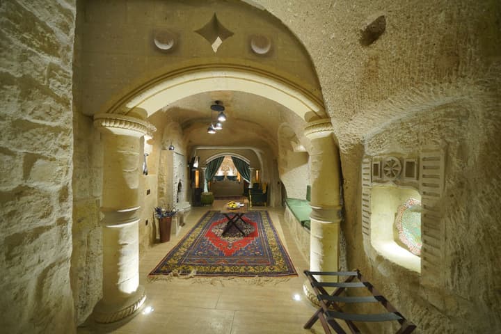 Holiday Cave Hotel