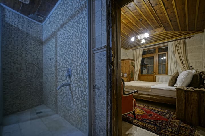 Holiday Cave Hotel