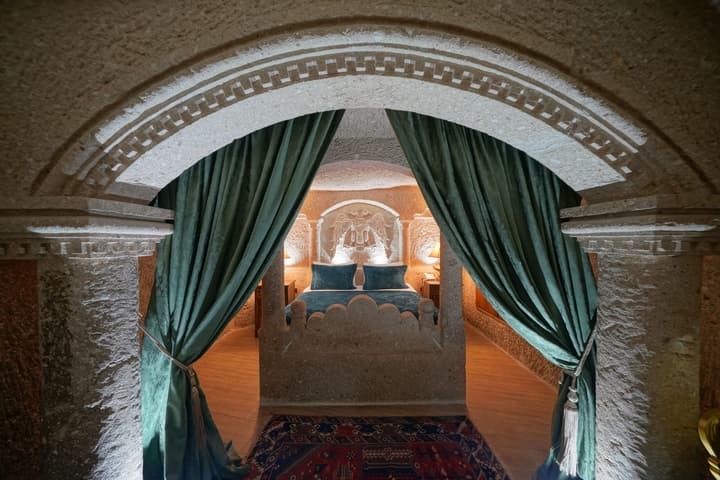 Holiday Cave Hotel