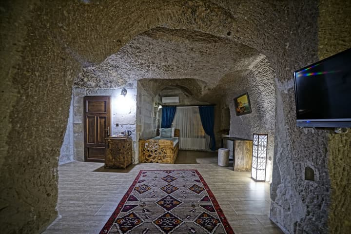 Holiday Cave Hotel