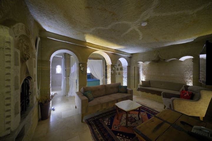 Holiday Cave Hotel