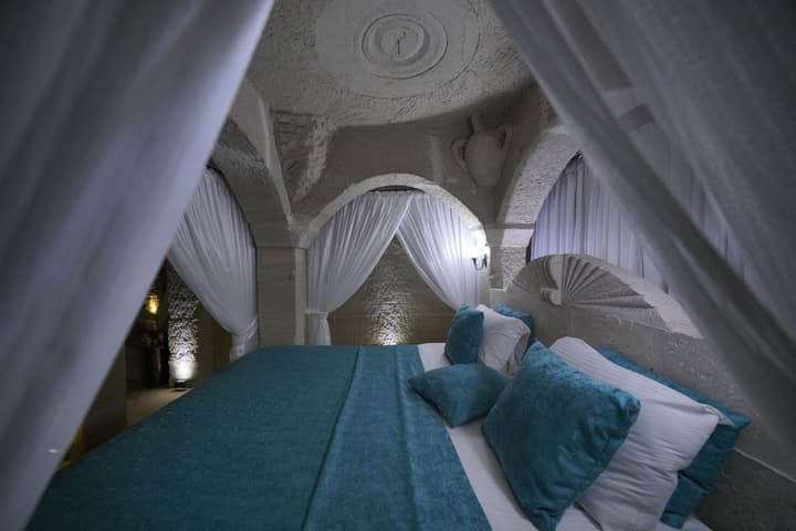 Holiday Cave Hotel