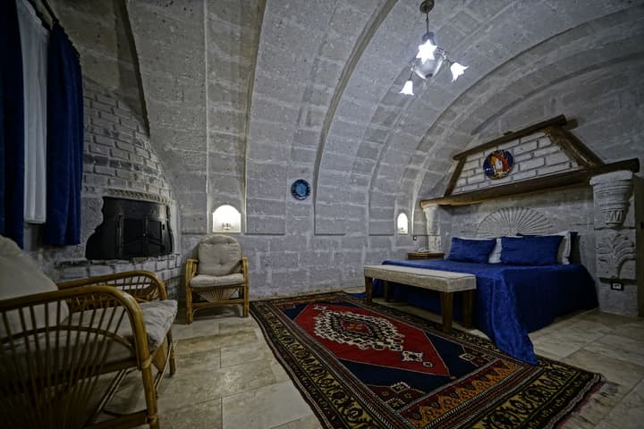 Holiday Cave Hotel