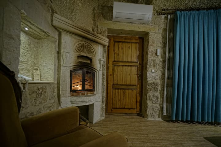 Holiday Cave Hotel