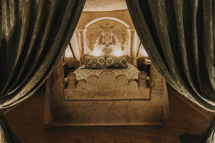 Holiday Cave Hotel