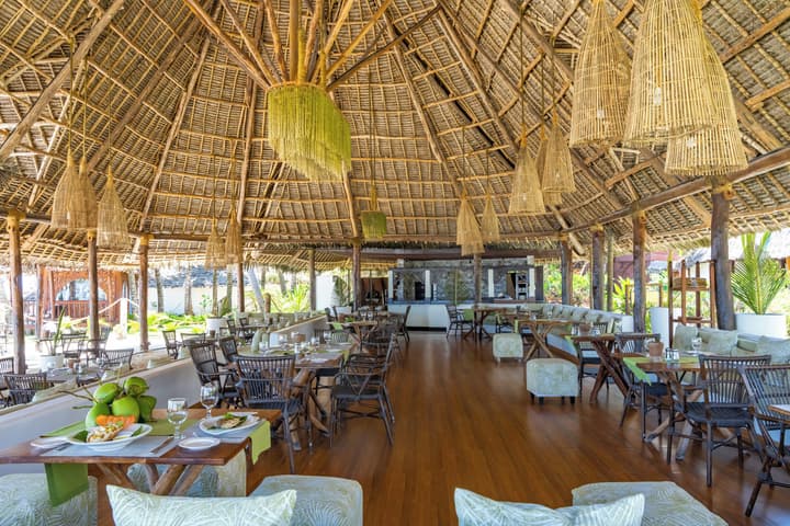 Breezes Beach Club & Spa – Half Board