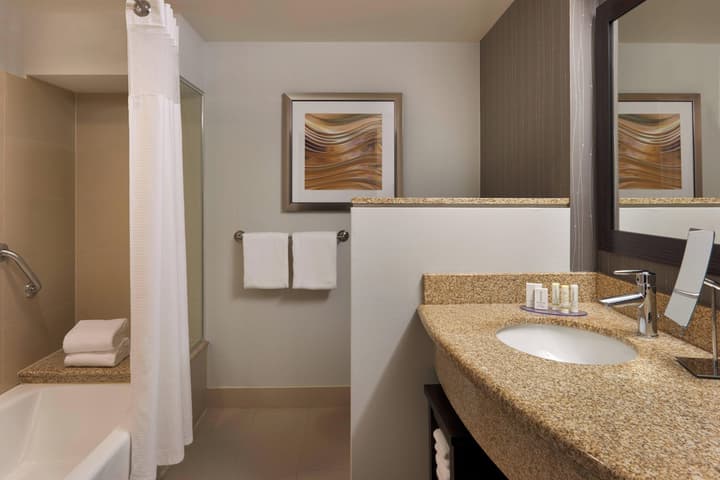 Courtyard by Marriott Kingston Highway 401/Division Street