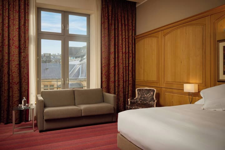 Hotel de Bourgtheroulde, Autograph Collection